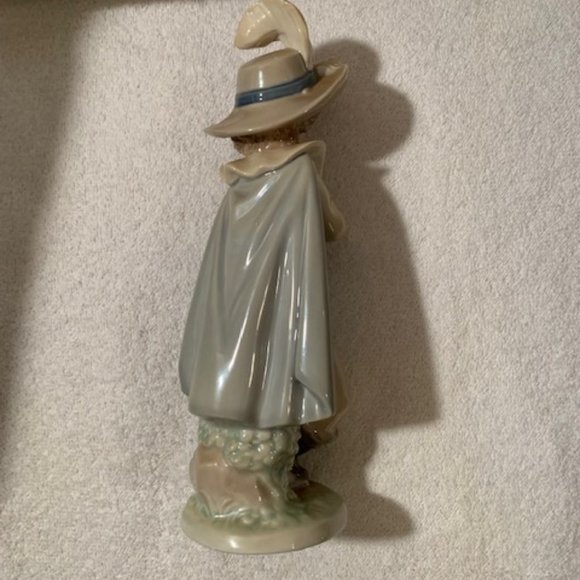 Vintage Lladro NAO Boy Musketeer Swordsman with feather in hat 1987 - Picture 6 of 8